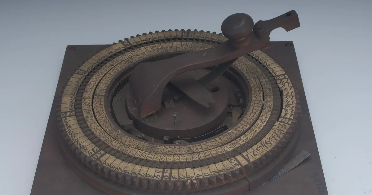 Modelo de patente de una sumadora de madera de la década de 1870, con tres anillos de latón numerados a mano alrededor de una palanca central con perilla
