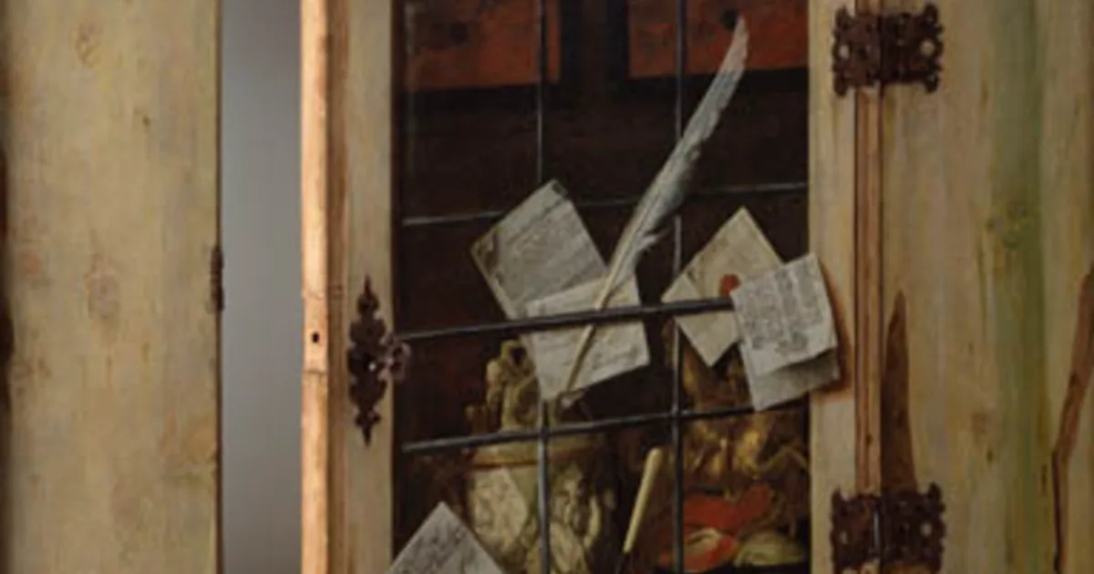 Pintura trampantojo de 1670 de un gabinete de curiosidades entreabierto, con papeles, una pluma y objetos guardados detrás de la reja