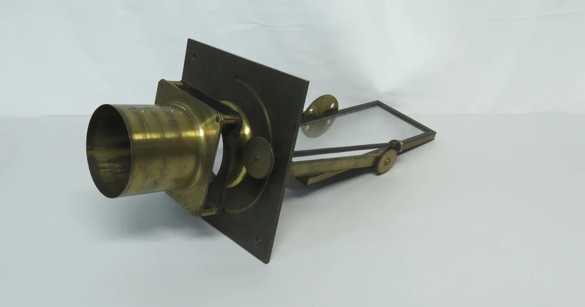 Microscopio solar de latón del siglo XIX, con tubo, espejo articulado y engrane visible